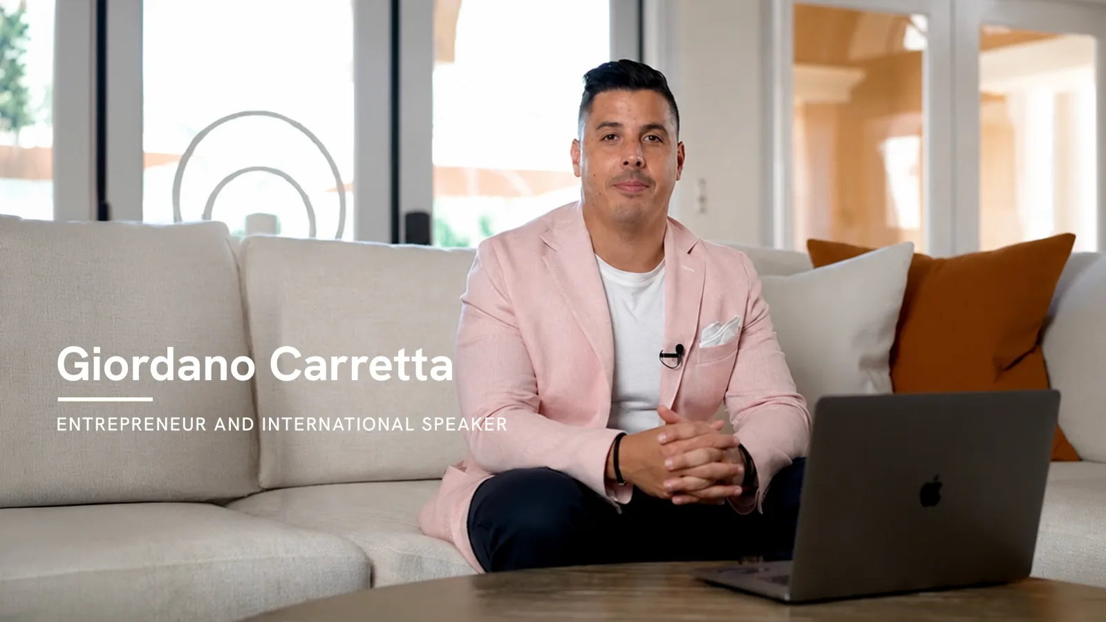 Giordano Carretta, emprendedor y ponente internacional, sentado para presentar el plan de compensación